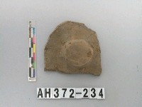 藏品(灰褐色夾砂陶蓋)的圖片